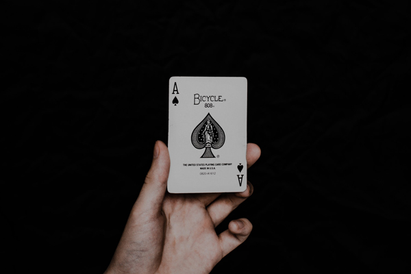 エースをもつ手