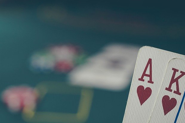 カードとポーカーテーブル