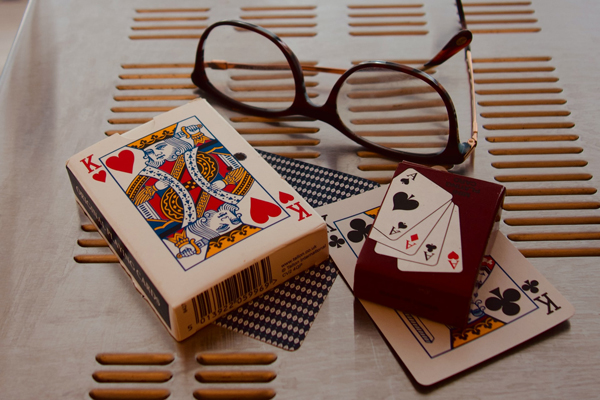 特徴的なテーブルの上のメガネとカード