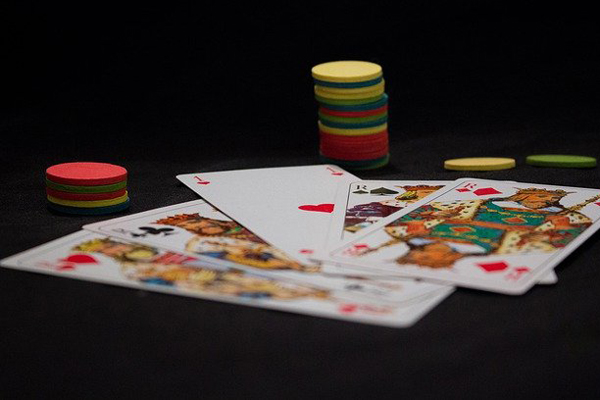 チップと特徴的な絵柄のカード