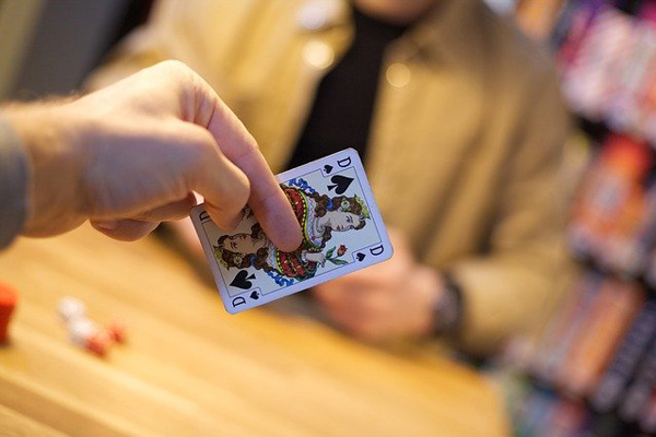 スーツ男性とカードゲーム